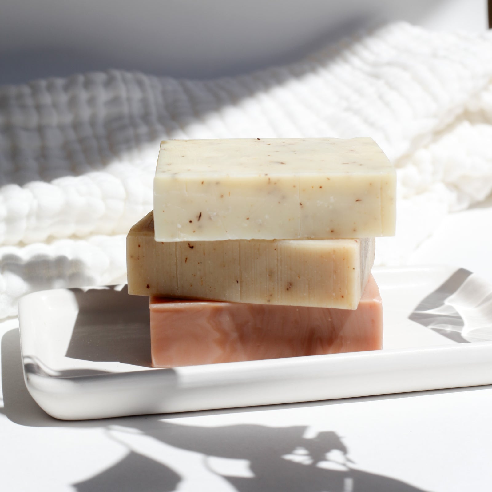 https://www.ettaandbillie.com/cdn/shop/files/ettabilliethreebarsnaturalessentialoilsoap_1600x.jpg?v=1704398116